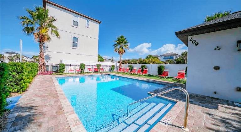 House with pool — photo 5