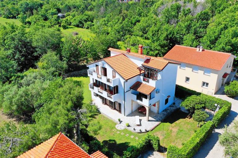 Apartment with barbeque, yard & patio in Crikvenica