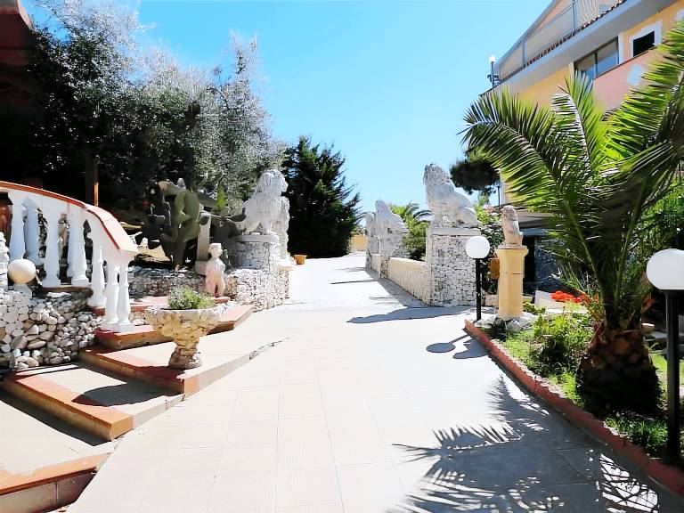 Serviced apartment with terrace, garden & pool — photo 3