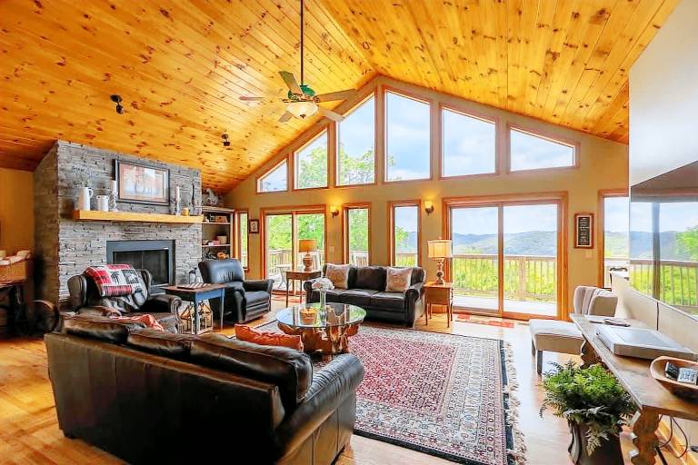 Family-friendly big vacation home with yard, barbecue & jacuzzi | Mountain view | Suitable for remote work | Pet-friendly — photo 3