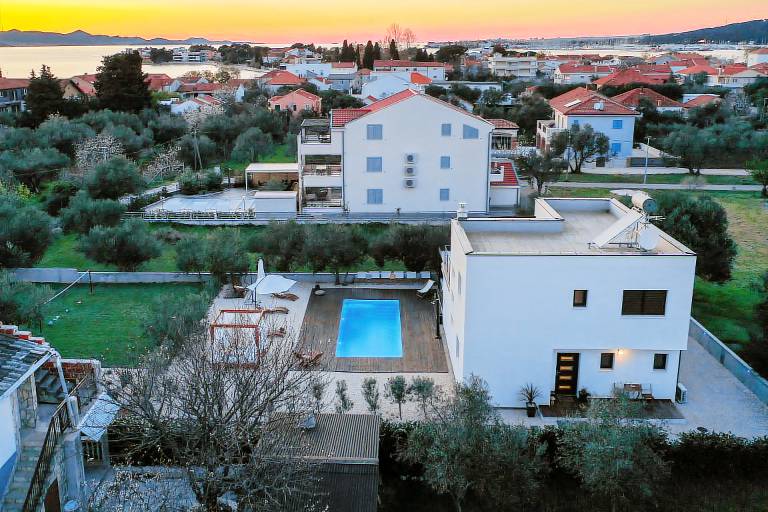 Villa with private pool, terrace & garden — photo 3