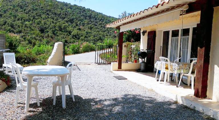 Holiday apartment with garden, pool & BBQ — photo 3
