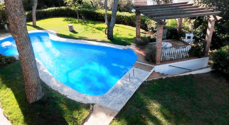 Fully equipped rental apartment with pool, garden & terrace | Suitable for remote work | Pet-friendly — photo 4