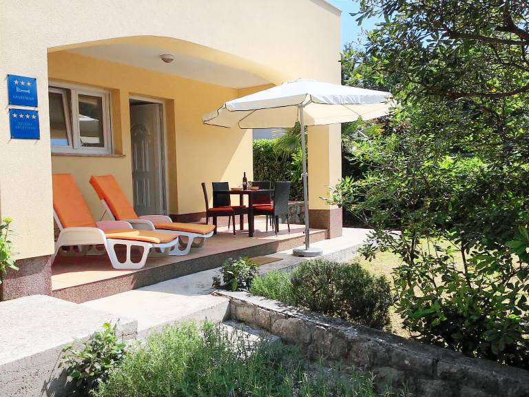 Apartment with garden — photo 3