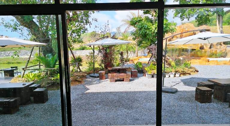 Beautiful vacation home with yard, barbeque & private pool | Perfect for remote work | Dogs allowed — photo 4