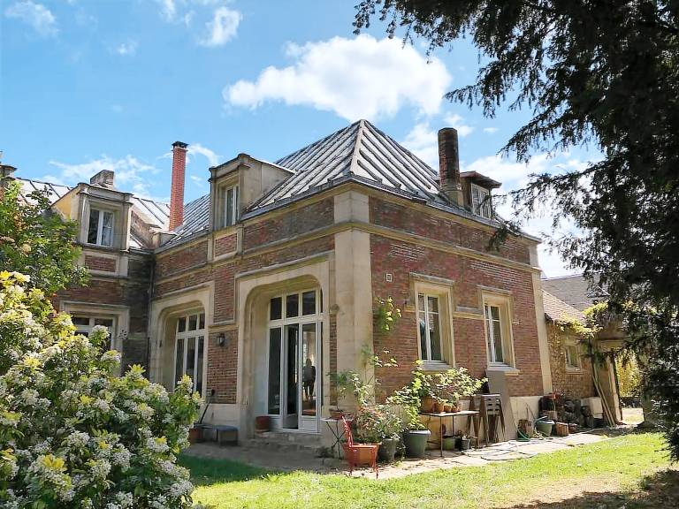 Hus  Paris