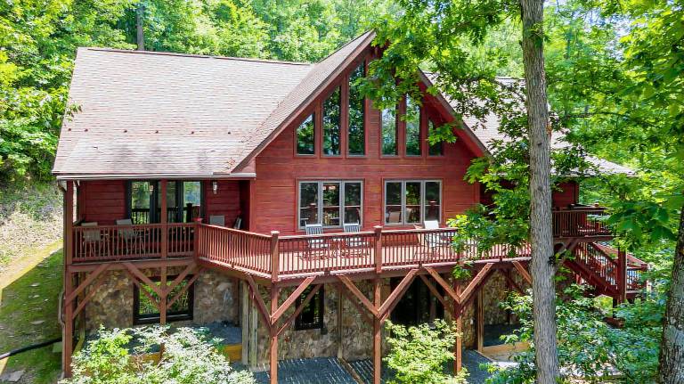 Raccoon's Paw Lodge - 1-level living! Pet Friendly Home with Pool Table, Hot tub, and Views — photo 2