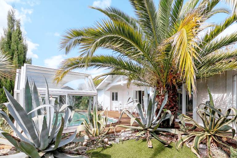 Vacation home with garden, private pool & patio | Garden view — photo 4