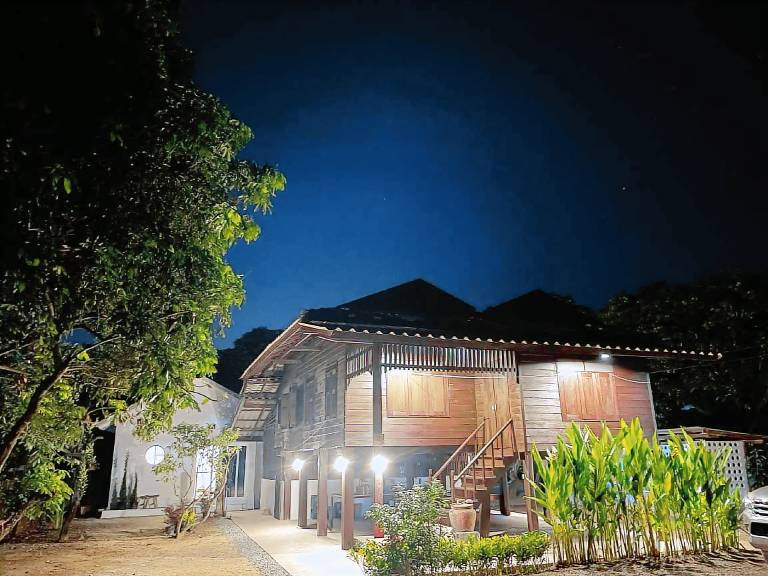 一軒家 Thung Ruang Thong