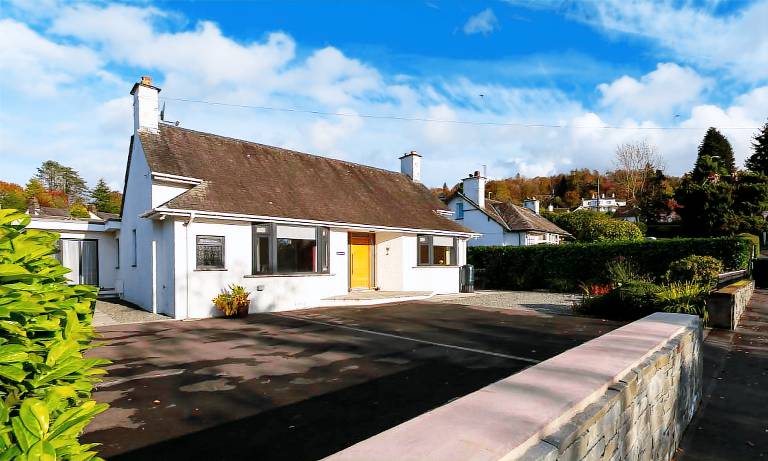 Cottage with yard & jacuzzi in Windermere
