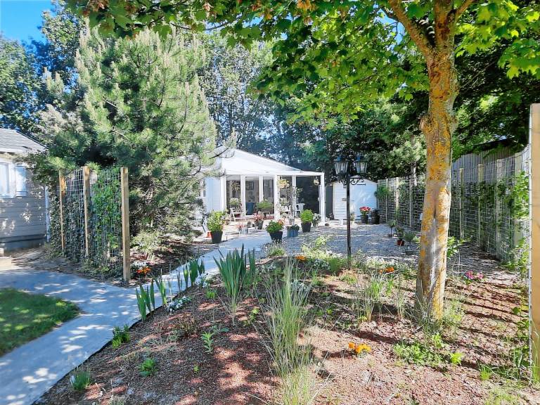 Vacation home with yard, pool & terrace | Beach nearby | Pet-friendly — photo 3