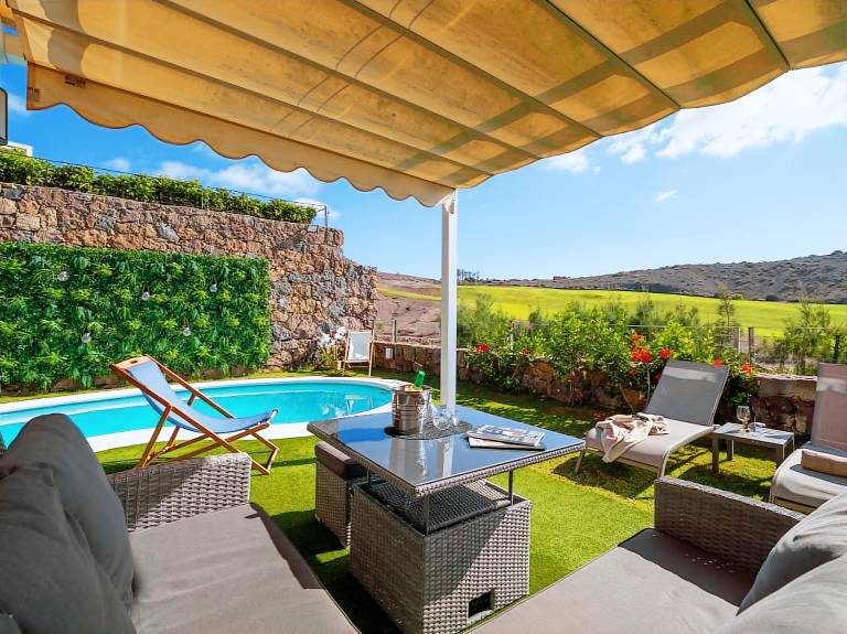 Villa with yard, barbeque & patio — photo 2