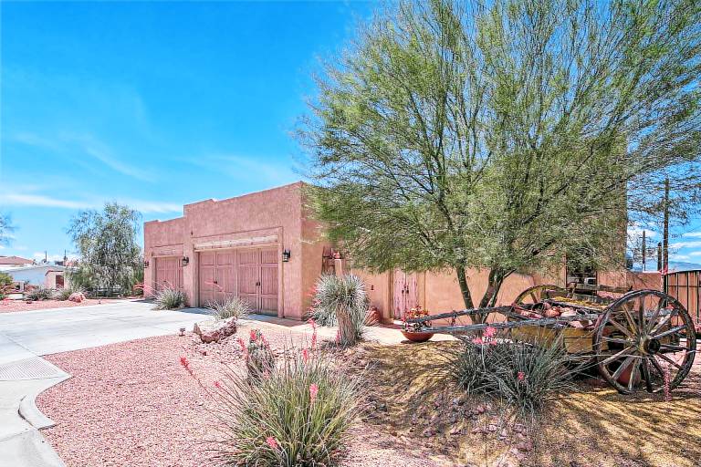 Patio, Grill & Yard: Pet-Friendly Lake Havasu Gem — photo 2