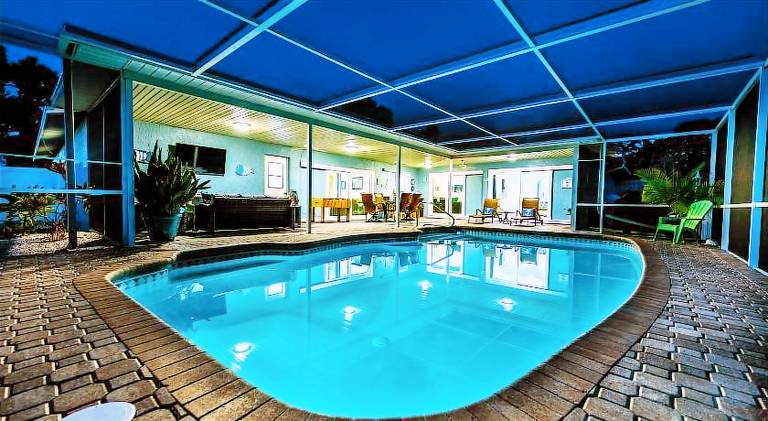 Vacation home with pool — photo 3