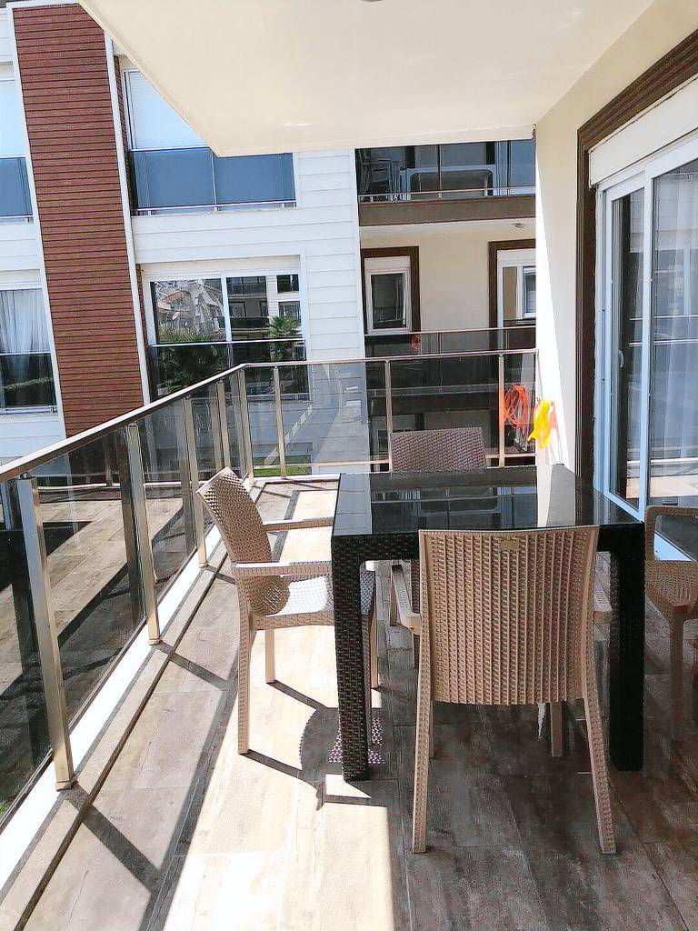 Apartment with pool & yard — photo 5