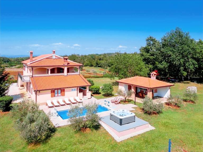Fully equipped wonderful vacation home with terrace, garden & private pool | Nature view | Pets allowed — photo 2