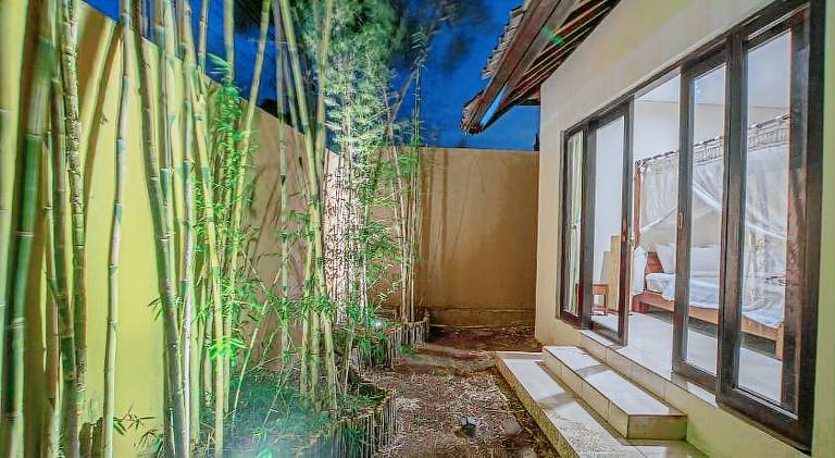 Villa with pool — photo 4