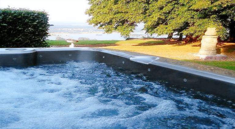 Vacation home with hot tub, terrace & garden — photo 4
