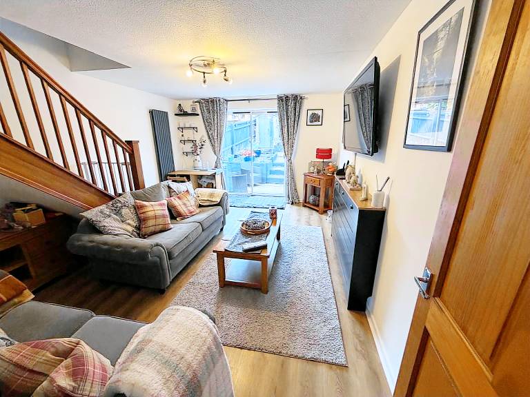 Sleeps 5 pet friendly Enclosed garden Parking