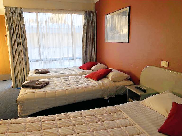 Motel Queanbeyan City Council