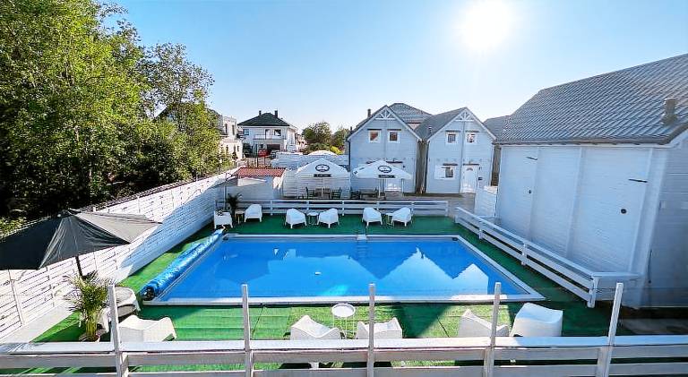 Lodge with pool, grill & garden in Ustron