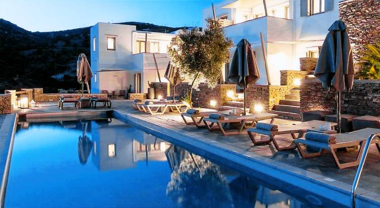 Villa with yard, pool & patio in Sifnos