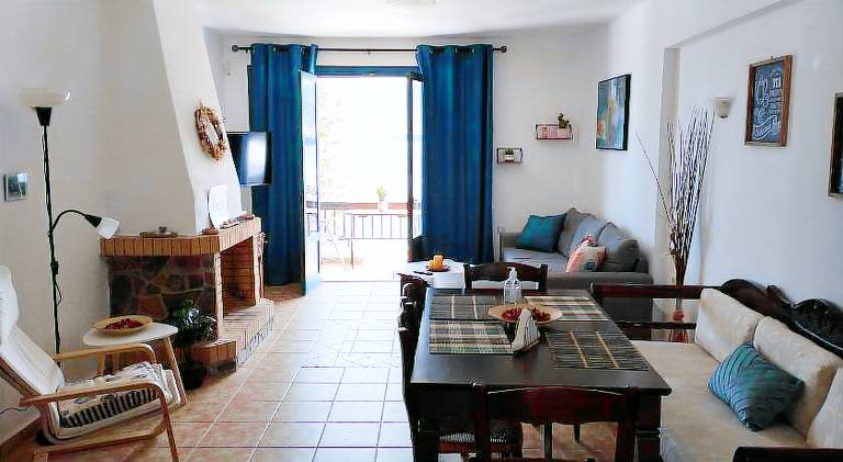 Vacation home with patio | Pet-friendly — photo 2