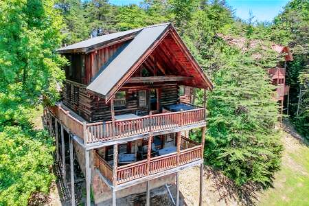 Big vacation home with hot tub & pool | Pets allowed in Pigeon Forge, TN
