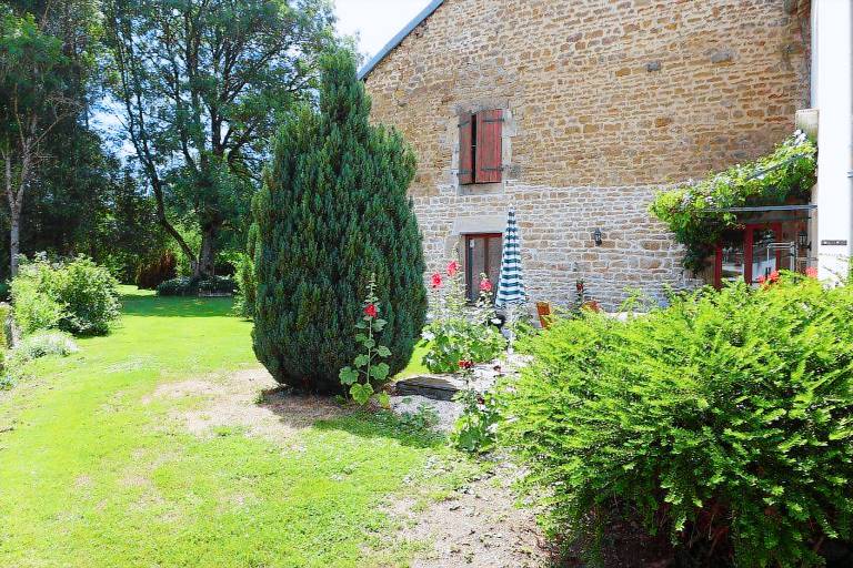 Gite with yard & patio | Pet-friendly — photo 2