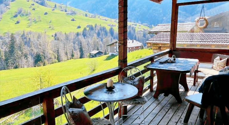 Chalet with pool & hot tub — photo 5
