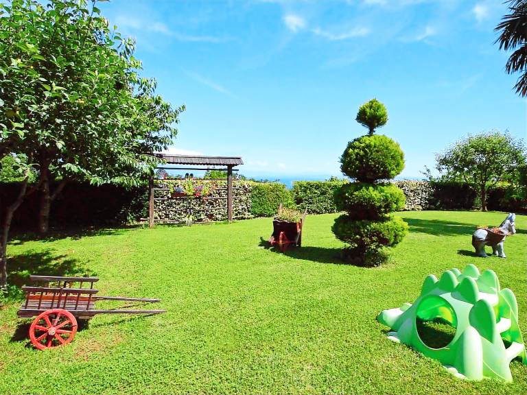Pleasant rental apartment with hot tub, BBQ & yard | Pets are welcome — photo 5