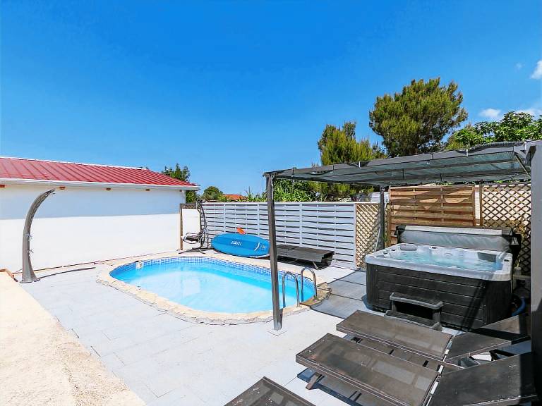 Fully equipped house with pool, patio & garden | Pet-friendly — photo 2