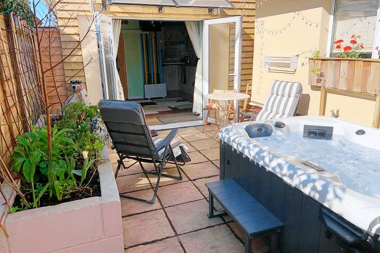 Seaside Studio Retreat w Hot Tub April October