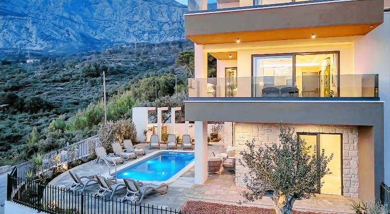 Rental apartment with pool & hot tub in Tucepi