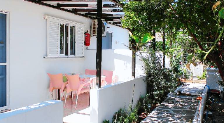Holiday apartment with yard & terrace — photo 5