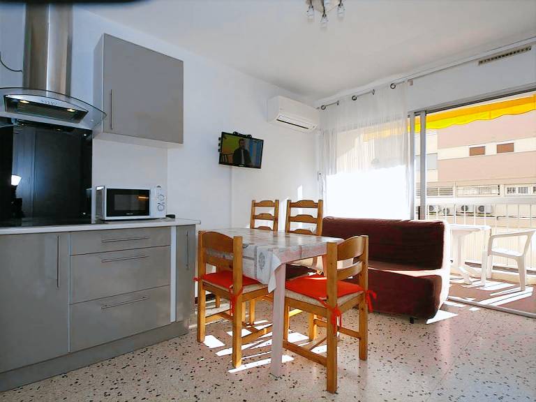 Cozy T1 in Balaruc-les-Bains with Balcony, A/C, and Modern Amenities — photo 4