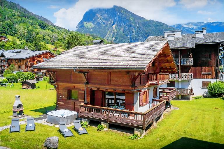 Spacious village chalet for 12 with hot tub - OVO Network — photo 2