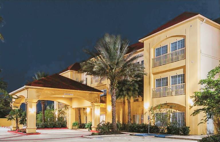 La Quinta Inn & Suites by Wyndham Winnie — photo 2