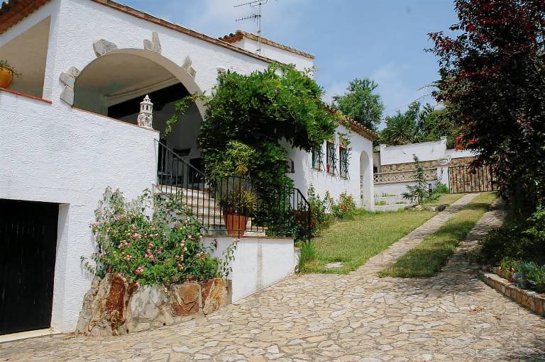 Family-friendly villa with terrace, yard & grill | City view | Dogs allowed — photo 4