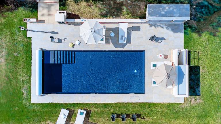 Villa with private pool, grill & yard — photo 3