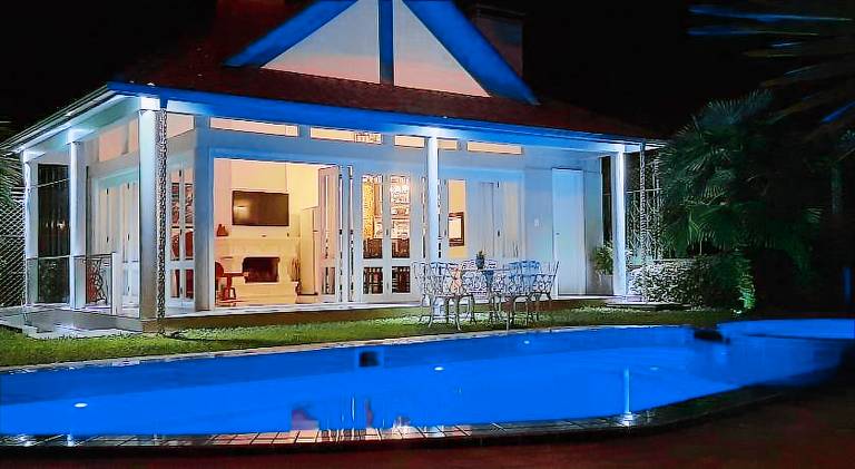 Vacation home with pool — photo 2