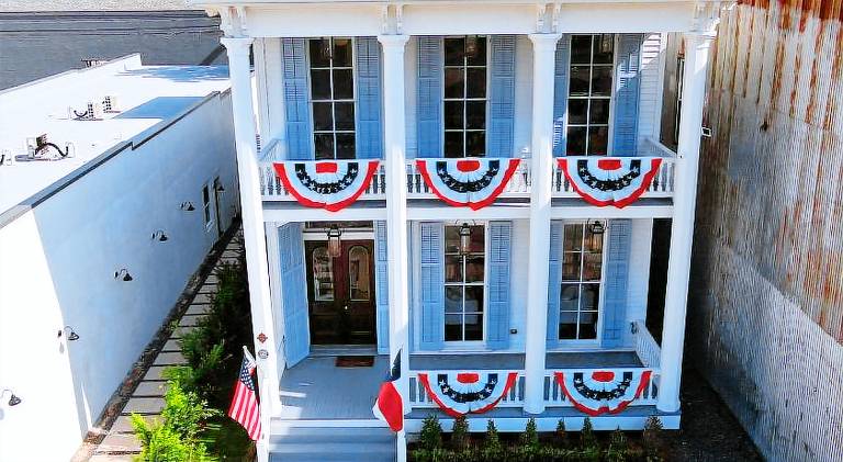 Vacation home with terrace, garden & barbecue in Galveston, TX