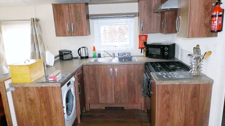 Modern 3 bedroom lodge at Avonvale Holiday Lodges — photo 3