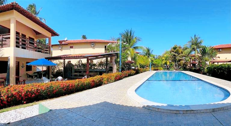 House with pool — photo 2