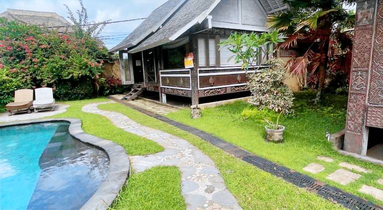 Villa with pool — photo 4