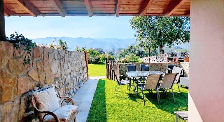 Rental apartment with patio, yard & barbeque — photo 4