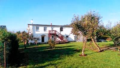 In Vorland mit Grill und Garten