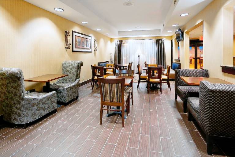 Hampton Inn Cedar Rapids — photo 3