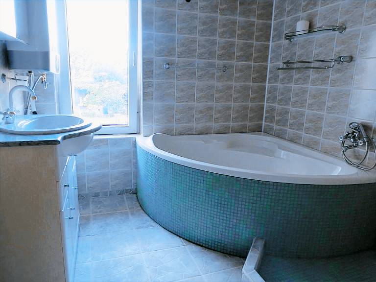Wonderful vacation home with jacuzzi, barbeque & yard | Pet-friendly — photo 5