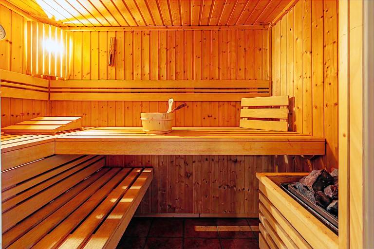 Vacation home with sauna, private pool & yard | Nature view — photo 3